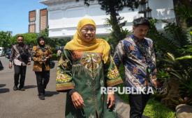 Ketua Umum Dewan Pambina Musilmat NU Khofifah Indar Parawansa bersiap untuk bertemu dengan Presiden Prabowo Subianto di Kompleks Istana Kepresidenan, Jakarta, Selasa (3/2/2026). Presiden Prabowo menggelar pertemuan dengan sejumlah organisasi masyarakat (ormas) Islam, tokoh-tokoh muslim, serta pimpinan pondok pesantren untuk membahas dan  mengupdate perkembangan-perkembangan baik di dalam negeri maupun di luar negeri termasuk salah satunya  membahas keanggotaan Indonesia dalam Dewan Perdamaian (Board of Peace/BoP) Gaza.