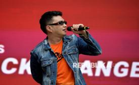 Artis Aldi Taher menghibur pengunjung yang menghadiri gelaran Jakarta Mothers Day 2025 di Jakarta, Ahad (21/12/2025). Aldi Taher sempat mendapat 10 ribu pesan WA yang ingin memesan burger.