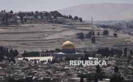 Pemandangan Kota Tua Yerusalem, dengan tempat suci Kubah Batu di kompleks Masjid Al-Aqsa, ditutup untuk jamaah oleh militer Israel, Jumat (13/6/2025). Militer Israel menutup paksa seluruh akses masuk ke kompleks Masjid al-Aqsha di wilayah Palestina yang diduduki. Tentara zionis melarang siapa pun masuk ke dalamnya. Hingga akhirnya, sejumlah tentara menyegel gerbang masjid. Akibat ulah Israel ini, kaum Muslimin tidak dapat melaksanakan shalat Jumat di Masjid al-Aqsha, yang dihormati sebagai tanah suci ketiga bagi umat Islam sedunia.