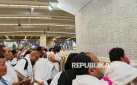 Jamaah haji melempar jumrah aqobah di Jamarat, Mina, Makkah, Arab Saudi, Rabu (27/5/2026). Lempar jumrah aqobah pada 10 Zulhijah merupakan salah satu wajib haji yang dilakukan sebagai simbol pengusiran setan yang pernah dilakukan Nabi Ibrahim AS. 