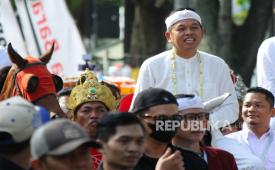 Calon Gubernur Jawa Barat (Jabar) Dedi Mulyadi menunggang kuda menuju Kantor Komisi Pemilihan Umum (KPU) Jabar, Jalan Garut Kota Bandung, saat akan mendaftar Pilgub Jabar 2024