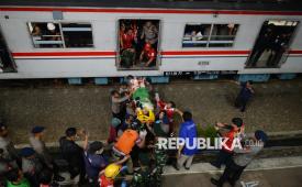Petugas gabungan mengevakuasi korban selamat kecelakaan KRL Commuterline dan KA Argo Bromo Anggrek relasi Gambir-Surabaya Pasar Turi di Stasiun Bekasi Timur, Bekasi, Jawa Barat, Selasa (28/4/2026). Kecelakaan KRL Commuterline dan KA Argo Bromo Anggrek menyebabkan 7 orang penumpang meninggal dunia, dan 81 penumpang luka-luka dan dirawat.