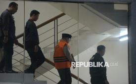Mantan menteri agama Yaqut Cholil Qoumas mengenakan rompi tahanan usai menjalani pemeriksaan di Gedung Merah Putih KPK, Jakarta, Kamis (12/3/2026). Komisi Pemberantasan Korupsi (KPK) resmi menahan Yaqut terkait dugaan kasus korupsi dalam penentuan kuota dan penyelenggaraan ibadah haji di Kementerian Agama (Kemenag) tahun 2023–2024. Sehari sebelumnya, permohonan praperadilannya ditolak oleh Pengadilan Negeri Jakarta Selatan.