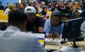 Sejumlah orang tua calon murid baru mengantri untuk mendapatkan layanan di Posko Pelayanan Sistem Penerimaan Murid Baru (SPMB) Tahun 2026 Sudin Pendidikan Wilayah II Jakarta Selatan di SMAN 70 Jakarta, Rabu (17/6/2026). Posko pelayanan ini dibuka untuk membantu dan mempermudah orang tua murid yang menghadapi kendala, sekaligus memberikan informasi yang akurat serta pendampingan selama proses SPMB berlangsung.