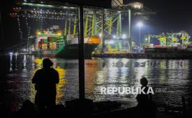 Suasana aktivitas bongkar muat peti kemas di New Priok Container Terminal One, Tanjung Priok, Jakarta Utara, Rabu (6/8/2025).