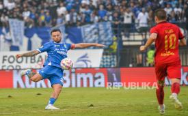 Kapten Persib Bandung Marc Klok (kiri) 