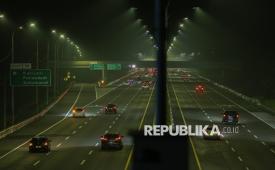 kendaraan pemudik melintas di Tol Cikopo-Palimanan (Cipali) KM 98 di Subang, Jawa Barat, Selasa (17/3/2026). Korlantas Polri bersama Jasamarga memberlakukan rekaya lalu lintas sistem satu arah atau one way dari KM 70 hingga KM 263 dari pukul 15.00 WIB untuk mengurai kemacetan lalu lintas kendaraan pada H-4 Lebaran 2026.