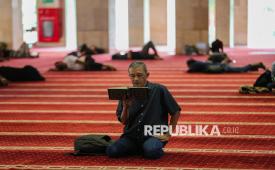 Jamaah membaca Al-Quran di Masjid Istiqlal, Jakarta, Selasa (24/2/2026). Sejumlah umat muslim, memanfaatkan momentum Ramadhan untuk memperbanyak amal ibadah dengan membaca Al-Quran dan berdzikir di masjid sebagai upaya memperbaiki diri pada bulan suci.