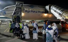 Jamaah calon haji berjalan menaiki pesawat di Bandara Internasional Sultan Hasanuddin Makassar, Kabupaten Maros, Sulawesi Selatan. (Ilustrasi).