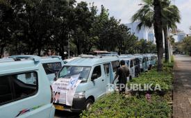 Kendaraan Jaklingko terparkir saat aksi mogok massal saat melakukan protes di depan Gedung Balai Kota, Jakarta, Selasa (30/7/2024). Dalam aksinya massa  menyuarakan kegelisahan mereka salah satunya persoalan gaji yang telat turun, selain itu mereka menilai Direktur Transjakarta melakukan diskriminasi terhadap beberapa operator mitra program Jaklingko. Imbas dari aksi tersebut, sejumlah ruas jalan di Medan Merdeka Selatan macet serta sejumlah penumpang Jaklingko mengalami kesulitan karena armada yang biasa ditumpangi tidak beroperasi.