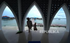 Jamaah masuk kedalam masjid Taman Surga Al Muqorramah untuk melaksanakan salat jumat di Dusun Kaudalani, Desa Tanailandu, Buton Tengah, Sulawesi Tenggara, Jumat (22/3/2024). Masjid berbentuk kabah tersebut dibangun di tengah laut oleh Yayasan Masjid Nusantara agar masyarakat yang mayoritas Suku Bajo bisa beribadah di tempat tersebut. 