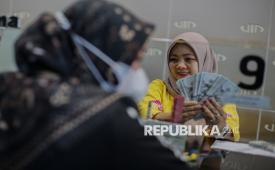 Karyawan melayani pembelian uang dolar Amerika Serikat (AS) di Kantor Valuta Inti Prima, Jakarta, Jumat (5/6/2026).