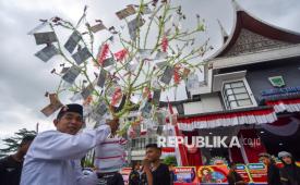 Warga membawa Bungo Lado (pohon uang) pada puncak kegiatan Mauluik Gadang di halaman Kantor Bupati Padang Pariaman, Sumatera Barat, Selasa (25/8/2025). Bungo lado adalah tradisi unik berupa pohon hias berdaun uang kertas, dari pecahan Rp1.000 hingga Rp100 ribu yang dirangkai pada ranting pohon untuk sumbangan dan sudah dilakukan turun-temurun memperingati hari besar Maulid Nabi Muhammad SAW yang termasuk dalam Warisan Budaya Tak Benda Indonesia dan masih dilestarikan hingga kini. 