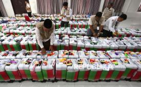 Petugas Kementerian Haji dan Umrah memasang label bagasi dan mengecek kelengkapan koper milik jamaah calon haji kloter pertama Embarkasi Aceh di Asrama Haji, Banda Aceh, Aceh, Selasa (5/5/2026). Sebanyak 393 jamaah calon haji bersama pendamping kloter pertama dari Kota Banda Aceh dan kabupaten Aceh Besar yang merupakan bagian dari 5.426 jamaah calon haji Embarkasi Aceh mulai memasuki asrama dan dijadwalkan berangkat ke Madinah pada Rabu (6/5) melalui Bandara Internasional Sultan Iskandar Muda. 