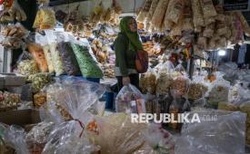 Warga membawa belanjaan menggunakan kantong plastik di Pasar Atas Baru, Kota Cimahi, Jawa Barat, Senin (9/6/2025). Pemerintah Kota Cimahi berencana menerapkan aturan pembatasan penggunaan plastik sekali pakai yang akan diterapkan paling lambat pada awal tahun 2026 dengan sasaran awal toko modern dan pasar tradisional guna mengurangi penggunaan plastik sekali pakai yang menjadi salah satu penyumbang sampah terbanyak di kota itu dengan persentase mencapai 22 persen. 