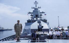 Prajurit Angkatan Laut Federasi Rusia berjaga Kapal Korvet Gromky-335 saat bersandar di Pelabuhan Tanjung Priok, Jakarta, Selasa (31/3/2026). Satuan kapal Armada Pasifik Angkatan Laut Federasi Rusia yang terdiri dari Korvet Gromky-335, kapal selam Petropavlovsk Kamchatsky B-274, dan kapal tunda Andrey Stepanov bersandar di Pelabuhan Tanjung Priok dalam rangka kegiatan latihan bersama TNI AL. 
