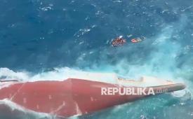 Kapal feri penumpang KM Virgo Transport 8 yang terbalik di Laut Jawa, di lepas pantai Banjarmasin, Kalimantan Selatan, Indonesia, Ahad (13/9/2026). Kapal yang mengangkut 243 penumpang dan awak dalam perjalanan dari Surabaya menuju Banjarmasin tersebut menghadapi cuaca buruk dan gelombang tinggi sebelum akhirnya terbalik. 