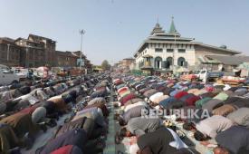 Kashmiri Muslims offer prayers outside the shrine of Muslim preacher and Sufi saint, Sheikh Syed Abdul Qadir Jeelani on the Friday following the annual Urs (death anniversary) of the saint in Srinagar, the summer capital of Indian Kashmir, 03 November 2023. Hundreds of devotees thronged to the shrine housing the relic of the saint, during their 11-day festival to mark the saint Urs.  