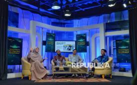 Influencer Halal Lifestyle Dian Widayanti, Asisten Direktur Grup Literasi dan Inklusi Keuangan Syariah OJK Asadulloh Sefnado  dan Direktur Infrastruktur Ekosistem Syariah KNEKS Sutan Emir Hidayat (dari kiri) menjadi pembicara dalam acara Focus Group Discussion (FGD) di Studio Republika, Jakarta, Rabu (13/5/2026). FGD Yang diselenggarakan dalam rangka Road To Indonesia Syariah Forum (ISF) tersebut mengangkat tema Beyond Awarenes : Dari Gaya Hidup Menjadi Inklusi.