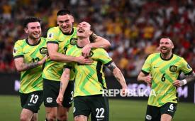 Pemain timnas Australia Jackson Irvine melakukan selebrasi seusai mencetak gol ke gawang Indonesia pada pertandingan kualifikasi Piala Dunia di Stadion Sepak Bola Sydney, Australia, Kamis, (20/3/2025).