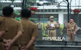 Wali Kota Bandung Muhammad Farhan menjadi pembina Apel Mulai Bekerja di Lingkungan Balai Kota Bandung, di Plaza Balai Kota, Senin (3/3/2025). M Farhan, memastikan aparatur sipil negara (ASN) di lingkungan Pemerintah Kota Bandung mulai berakrivitas pukul 06.30 WIB selama Ramadan 1446 H.