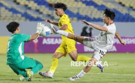 Pesepak bola Timnas Indonesia Keanu Senjaya (kanan) menendang bola ke arah gawang yang dijaga kiper Timnas Malaysia Adam Nurfakrullah Bin Mohd Fadli (kiri) pada pertandingan penyisihan grup A ASEAN U-17 Boys Championship atau AFF U-17 di Stadion Gelora Joko Samudro, Gresik, Jawa Timur, Kamis (16/4/2026). Indonesia kalah 0-1 dari Malaysia. 