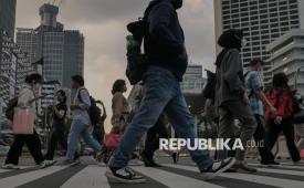 Pekerja menyeberang pelican crossing saat jam pulang kerja di kawasan Sudirman, Jakarta, Senin (5/5/2025). Badan Pusat Statistik (BPS) mencatat tambahan orang yang terdampak pemutusan hubungan kerja (PHK) pada Februari 2025 bertambah sebanyak 83.450 orang dibandingkan Februari 2024. Dengan tambahan tersebut, jumlah total pengangguran di Indonesia sebanyak 7,28 juta orang.
