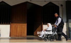 Petugas mendorong kursi roda jamaah calon haji kloter 1 Jakarta yang tiba di Asrama Haji Pondok Gede, Jakarta, Kamis (1/5/2025). Sebanyak 393 jamaah calon haji kloter 1 mulai masuk ke Asrama Haji Pondok Gede Jakarta sebelum bertolak ke tanah suci untuk menjalani rangkaian ibadah haji.
