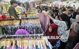 Calon pembeli melihat-lihat pakaian di  Pasar Tanah Abang Blok B di Jakarta, Ahad (16/3/2025).