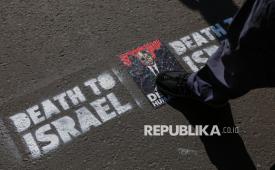 Peserta aksi menginjak gambar Benjamin Netanyahu. Studio Hollywood, Warner Bros. Discovery (WBD), menolak bergabung dalam aksi boikot terhadap lembaga film Israel. (Ilustrasi)