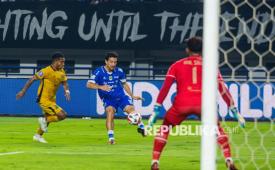 Pesepak bola Persib Bandung Thom Haye (tengah) memberikan umpan yang coba diadang pesepak bola Bhayangkara Presisi Lampung FC Ardi Idrus (kiri) pada pertandingan lanjutan BRI Super League di Stadion Gelora Bandung Lautan Api (GBLA), Bandung, Jawa Barat, Ahad (21/12/2025). Persib Bandung berhasil menang atas tamunya dengan skor akhir 2-0. 