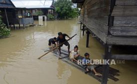 Warga menaiki perahu rakit untuk menerobos banjir di Kecamatan Pitu Riawa, Kabupaten Sidenreng Rappang (Sidrap), Sulawesi Selatan, Sabtu (4/5/2024).