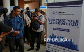 Surya (58) mengunjungi salah satu stan perusahaan yang membuka lowongan kerja saat kegiatan Jakarta Jobfest 2025 di Jakarta International Velodrome, Jakarta, Rabu (20/8/2025). Surya adalah satu dari sedikit pria paruh baya diantara ratusan muda mudi yang mencari peruntungan dari bursa kerja. Sebelumnya Surya adalah seorang pelaut hingga pada akhirnya ia memutuskan gantung jangkar pada usia 50-an. Kini Ia mencari peruntungan lain dari dunia kerja yang berbeda, meski harus bersaing dengan muda mudi lainnya, ia merasa masih pantas dan layak untuk dipekerjakan. Bursa kerja tersebut diikuti oleh sebanyak 37 perusahaan swasta dan nasional dari berbagai sektor mulai dari teknologi, manufaktur, asuransi, perbankan hingga marketing dengan jumlah lowongan mencapai ribuan.