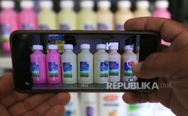 Peternak mengambil gambar produk olahan susu kambing etawa untuk dipasarkan melalui media sosial di koperasi Pondok Pesantren Al Urwatul Wutsqo, Sindang, Indramayu, Jawa Barat. (ilustrasi)