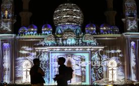 Pengunjung menyaksikan video mapping yang ditampilkan saat acara Khazanah Fest di Masjid At-Thohir, Depok, Jawa Barat, Minggu (2/4/2023). Masjid At-Thohir yang dibangun sejak tahun 2022 dengan gaya arsitektur klasik modern tersebut menampilkan pertunjukkan video mapping nuansa Ramadhan. ANTARA FOTO/Asprilla Dwi Adha/YU