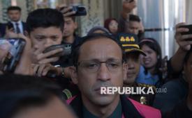 Nadiem Makarim mengenakan baju tahanan berjalan menuju mobil tahanan usai menjalani pemeriksaan di Jampidsus, Kejaksaan Agung, Jakarta, Kamis (4/9/2025).
