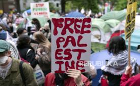 Mahasiswa Universitas George Washington berunjuk rasa di kampus selama protes pro-Palestina atas perang Israel-Hamas pada Kamis, 25 April 2024, di Washington.