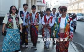 Peserta dengan berpakaian batik mengikuti Batik Walk yang digelar Yayasan Batik Jawa Barat (YBJB) di Jalan Braga, Kota Bandung, Ahad (9/8/2026). 