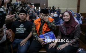 Terdakwa kasus dugaan tindak pidana korupsi kuota haji, Yaqut Cholil Quomas (tengah) didampingi istrinya saat akan menjalani sidang pembacaan dakwaan di Pengadilan Negeri Tipikor, Jakarta, Selasa (11/8/2026). Mantan Menteri Agama periode 2020-2024 Yaqut Cholil Quomasmenjalani sidang perdana dengan agenda pembacaan dakwaan atas kasus dugaan tindak pidana korupsi atas pengelolaan dan pembagian tambahan kuota haji tahun 2023–2024 yang merugikan keuangan negara sekitar Rp622 miliar.