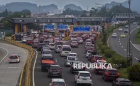 Sejumlah kendaraan antre memasuki gerbang Tol Pasteur 1 di Kota Cimahi, Jawa Barat, Kamis (3/4/2025). Pada H+2 Idul Fitri 1446 Hijriah, kendaraan yang melintas di Tol Purbaleunyi menuju arah Purwakarta-Jakarta terpantau padat. 