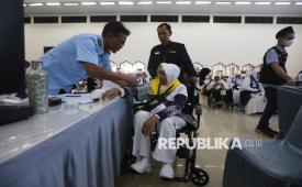 Jamaah calon haji kloter 1 Jakarta melakukan pemeriksaan kesehatan setibanya di Asrama Haji Pondok Gede, Jakarta, Kamis (1/5/2025). Sebanyak 393 jamaah calon haji kloter 1 mulai masuk ke Asrama Haji Pondok Gede Jakarta sebelum bertolak ke tanah suci untuk menjalani rangkaian ibadah haji.