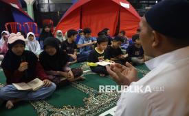 Sejumlah anak mengaji di depan tenda saat pengajian Tadarus Al Quran di Masjid Al Mutaqin, Pemancar RRI, Depok, Jawa Barat, Sabtu (7/3/2026). Pengajian dalam rangka Nuzululquran (malam turunnya kitab suci Al Quran) tersebut untuk mendidik santri rajin membaca Al Quran terutama pada bulan Ramadhan. 