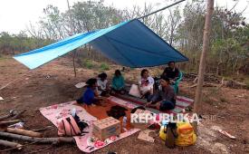 Warga mengungsi di tenda darurat pascagempa berkekuatan magnitudo 7,7 di Mbay, Nagekeo, Provinsi Nusa Tenggara Timur,Sabtu (15/8/2026). Gempa berkekuatan magnitudo 7,7 tersebut terjadi di lepas pantai Provinsi Nusa Tenggara Timur.