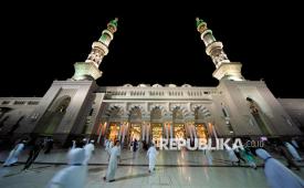 Umat muslim berjalan memasuki Masjid Nabawi di Madinah, Arab Saudi.