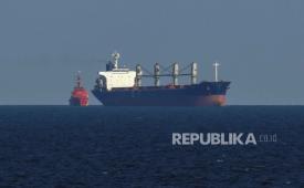 Ilustrasi kapal kargo melintasi Laut Hitam.