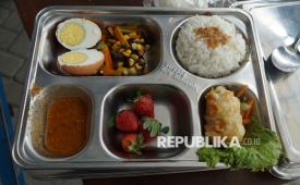 Petugas menunjukkan sampel makanan yang ditarik dari sekolah penerima manfaat pascainsiden keracunan masal di Satuan Peleyanan Pemenuhan Gizi (SPPG) di Desa Moyoketen, Tulungagung, Jawa Timur, Selasa (20/1/2026). Pemeriksaan dilakukan menyusul dugaan keracunan makanan program Makan Bergizi Gratis (MBG) yang menyebabkan ratusan pelajar SMK Negeri 3 Boyolangu mengalami diare. 