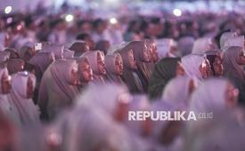 Umat Islam mengikuti zikir dan doa kebangsaan 2006 di kawasan Monas, Jakarta, Sabtu (1/8/2026). Zikir dan doa kebangsaan yang mengusung tema Indonesia Berdaulat, Adil, dan Makmur tersebut dihadiri seratusan ribu orang dari berbagai agama sebagai pembuka rangkaian dari peringatan HUT ke-81 RI. 