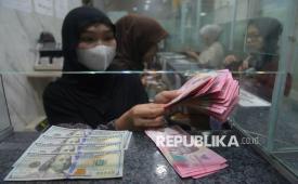 Karyawan menghitung uang pecahan dolar Amerika Serikat (AS) dan rupiah di gerai penukaran mata uang asing di Jakarta, Jumat (24/4/2026). Pada perdagangan Jumat sore, nilai tukar rupiah ditutup menguat pada level Rp17.268 per dolar AS. Pemerintah menilai pelemahan nilai tukar rupiah yang sempat menyentuh level Rp17.300 per dolar AS dipicu meningkatnya tekanan global yang turut mengguncang mata uang di kawasan. Meski demikian, pemerintah bersama Bank Indonesia akan terus memantau pergerakan pasar guna menjaga stabilitas rupiah di tengah volatilitas yang masih tinggi. 