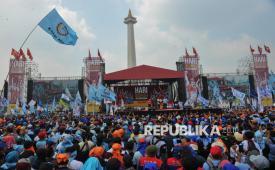 Massa dari berbagai elemen buruh memadati kawasan Monumen Nasional (Monas) saat memperingati Hari Buruh Internasional di Jakarta, Kamis (1/5/2025). Peringatan Hari Buruh Internasional yang diperingati setiap 1 Mei tersebut kali ini dihadiri oleh Presiden Prabowo Subianto beserta beberapa jajaran Menteri dan pejabat lainnya. Prabowo menyampaikan pidato kebangsaan dihadapan ribuan buruh yang berkumpul di Monas. Pada kesempatannya, Prabowo berencana akan membentuk Dewan Kesejahteraan Buruh Nasional yang bakal diisi oleh tokoh dan pimpinan buruh di seluruh Indonesia. Selain itu, Prabowo juga berencana akan membentuk Satgas PHK, mempercepat pembahasan RUU PPRT, menghapus sistem outsourcing atau kerja sistem alih daya secara bertahap hingga mendukung usulan aktivis buruh Marsinah diangkat sebagai Pahlawan Nasional yang mewakili kaum buruh.