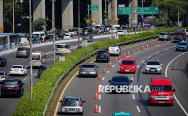 Kendaraan menggunakan jalur contraflow di Jalan Tol Dalam Kota kawasan Gatot Subroto, Jakarta, Senin (30/3/2026). Kepadatan lalu lintas terjadi di beberapa titik ruas jalan seperti di jalan arteri dan tol dalam kota Gatot Subroto pada hari pertama kerja usai cuti bersama dan libur lebaran idul fitri.  Rekayasa lalu lintas berupa contraflow diterapkan di tol dalam kota menuju arah Jakarta Barat untuk mengurai kemacetan. PT Jasa Marga mencatat 2,9 juta kendaraan telah masuk ke Jakarta hingga Ahad (29/3) malam atau sekitar 86 persen dari total arus balik lebaran tahun ini.